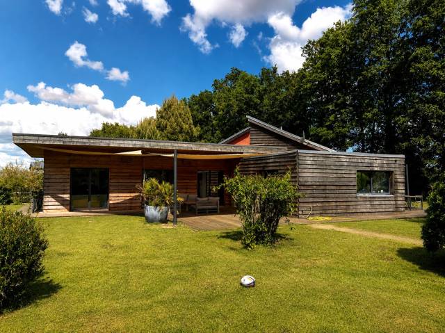 propriété équestre – habitation contemporaine, écuries