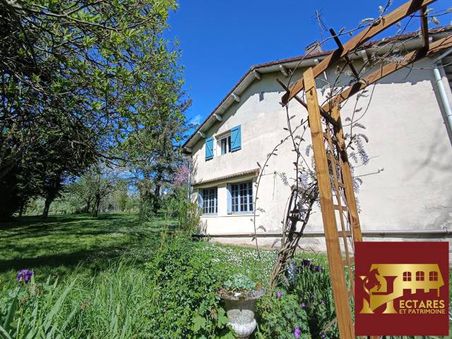 Propriété équestre - maison avec 2 gîtes - 10 hectares - source