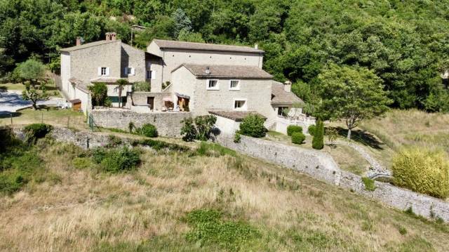 Propriété dans la drôme de 15 hectares avec grand gîte