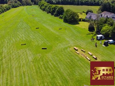 Domaine équestre 26 Hectares avec Gîte