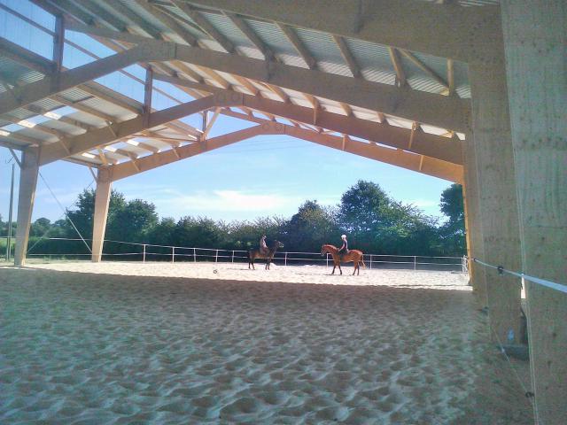 LOCATION d'un gîte avec boxes, manège,prairies.