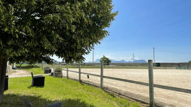 Drôme - Domaine équestre sur 4,8 hectares