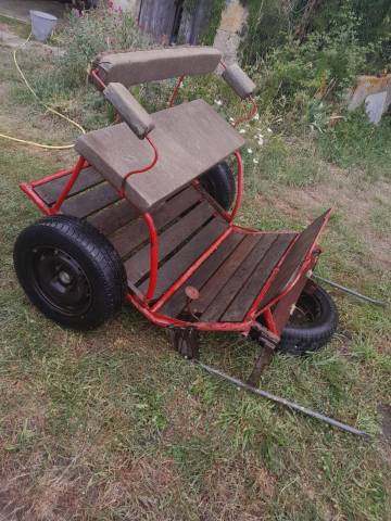 Carriole 2 roues avec boule d'attelage à l'arrière pour