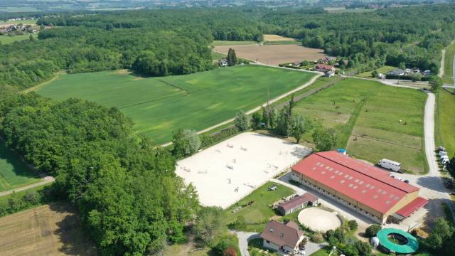 Superbe Centre Équestre à Vendre - 25 Minutes de Genève - Ba