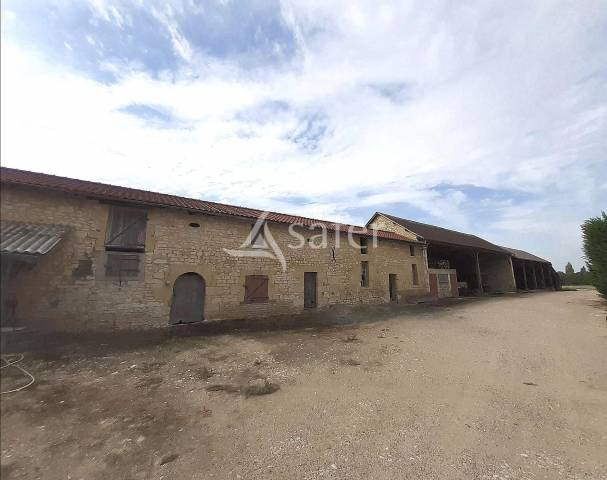 Corps de Ferme sur 8 ha proche LOUDUN