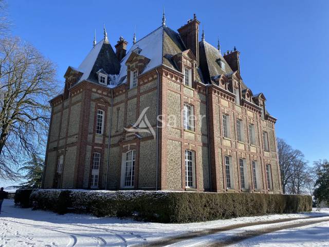 Château et infrastructures équestres sur 26 hectares