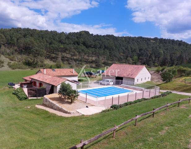 Très belle propriété en pierre avec 4 maisons, sur 11ha, proc