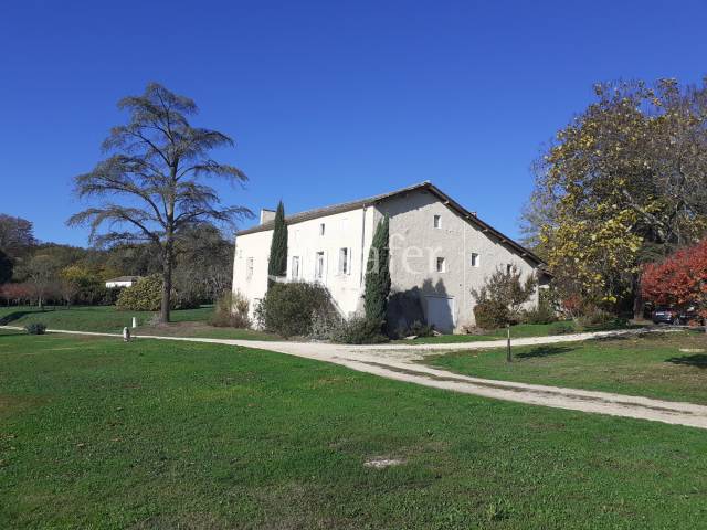 Propriété bâtie sur 20ha en bio, avec belle maison du 17ème