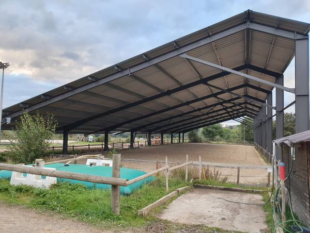 Pension pré ou paddock/box - Ecurie Cyrano (63490 Sugères)