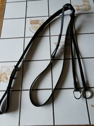 Martingale à anneaux en cuir noir 