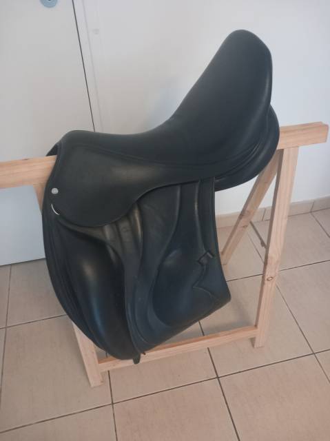 A VENDRE SELLE DE DRESSAGE ANTARES 18