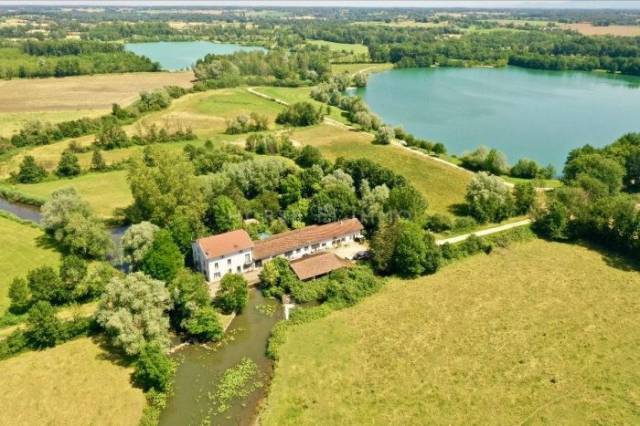 Propriété atypique au bord de l'eau