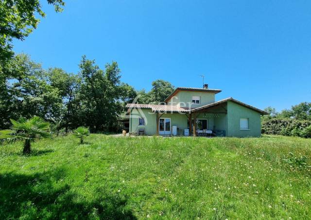 Maison d'habitation avec hangars agricoles à Madiran