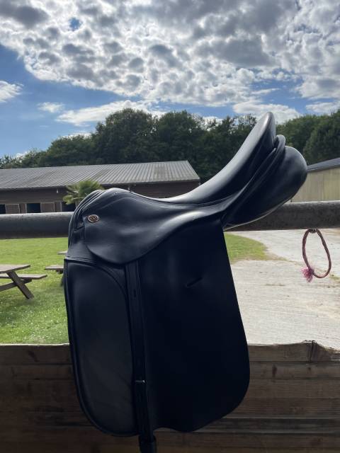 Selle de dressage 17pouces