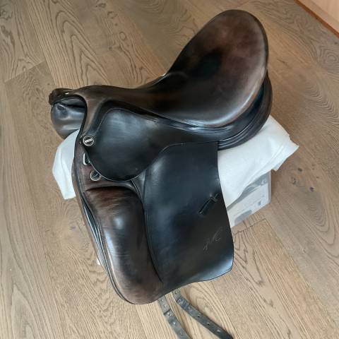 Selle de dressage 