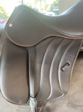 Selle dressage devoucoux 17 quasi neuve