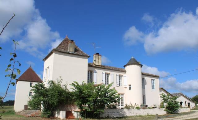 MAGNIFIQUE MANOIR DANS LE GERS sur 25 HECTARES 