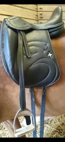 Selle dressage noir 17"5 cuir pleine fleur