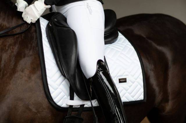 Tapis de dressage Modern White Black Edition - Equestrian Stockholm