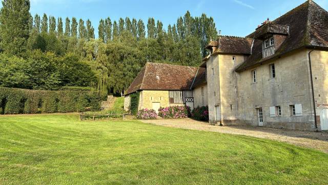 PROCHE DEAUVILLE- MANOIR DE XVIII sur 35 hectares envir