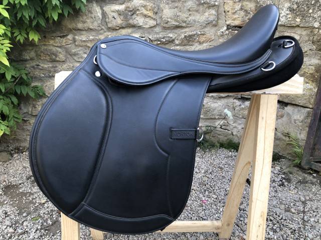 VENDS SELLE DE RANDONNEE CHEVAL NORTON  17 pouces