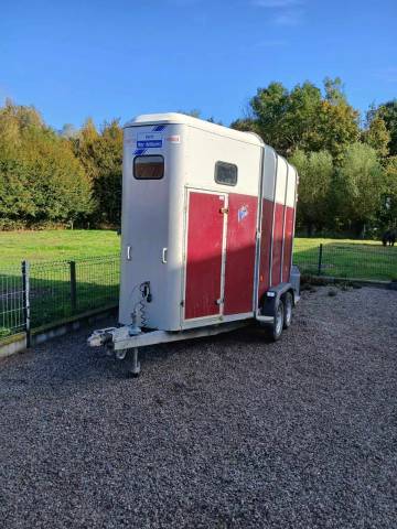 van 2 places Ifor Williams pour chevaux lourds