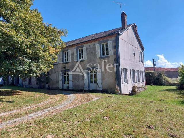 Propriété de caractère, isolée du voisinage avec 60 ha atten