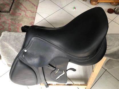 Vends très belle selle noire Antarès Confort 17,5’’ 