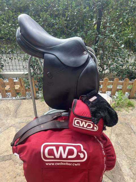 A vendre selle CWD + étrivières CWD + housse + kit