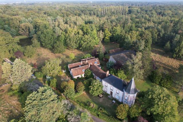 Propriété avec deux maisons et un gîte sur 7,3 ha