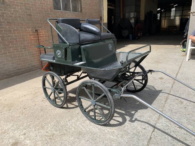 Voiture d'attelage poney - calèche