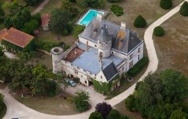 CHATEAU XIXe DANS UN ECRIN DE VERDURE