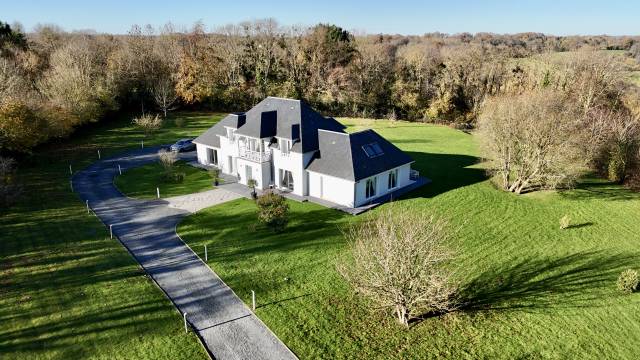 PONT-L'ÉVÊQUE - MAISON CONTEMPORAINE SUR 9600M2 DE PARC