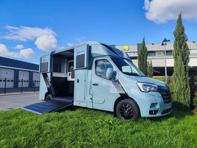 Camion 2 chevaux - Renault Master -  Espace couchettes 