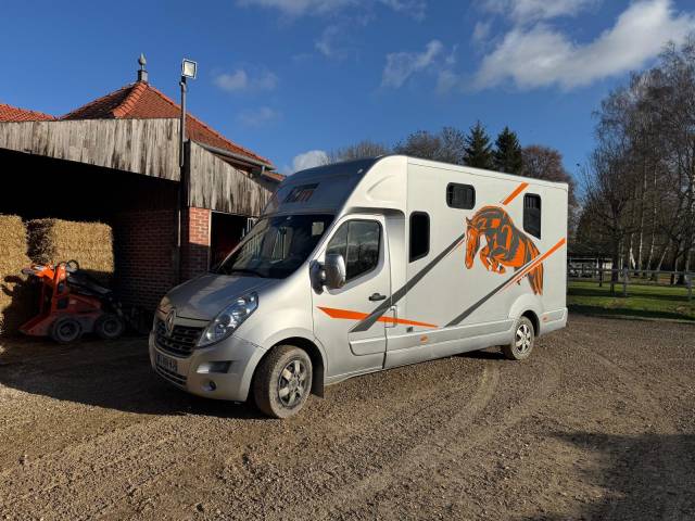 Camion 2 chevaux MTM stalle 5 places assises 