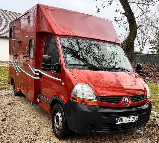 Camion VL chevaux, Renault Master 5 places assises. 