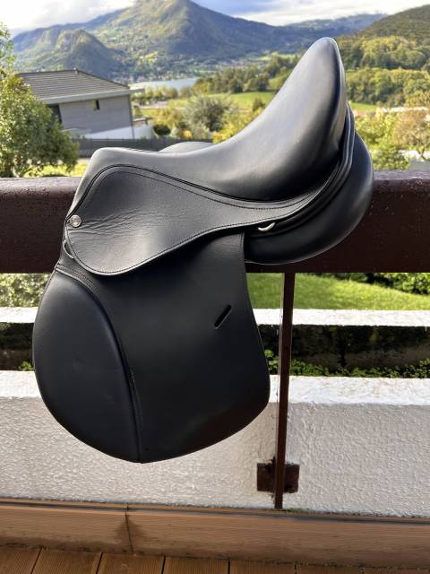 Selle en cuir noir 15"