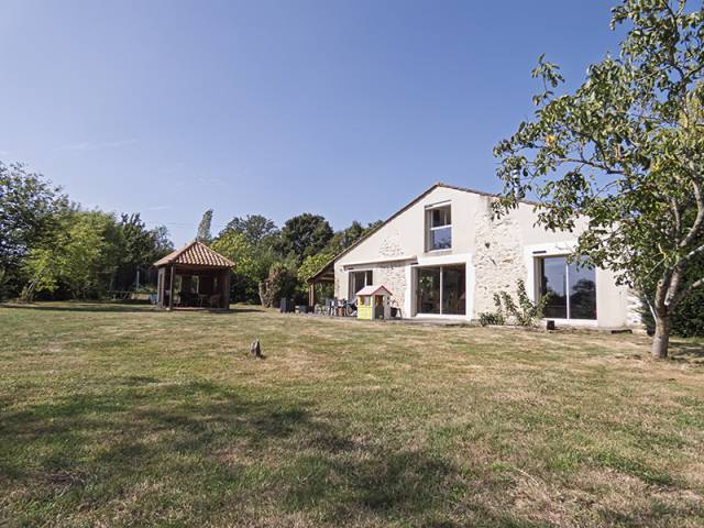 Grange Vendéenne, 3 hectares, Box et carrière