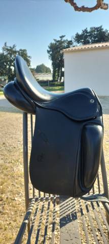 Selle de dressage 