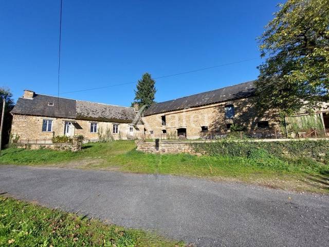 En Corrèze, à l'écart du voisinage, à rénover ensemble de b