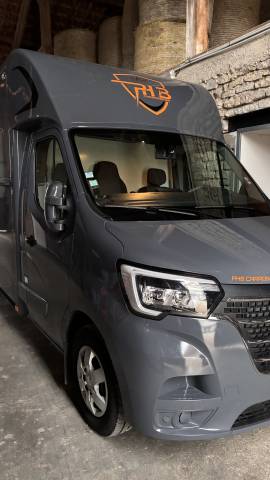 Camion 2 chevaux Renault Master