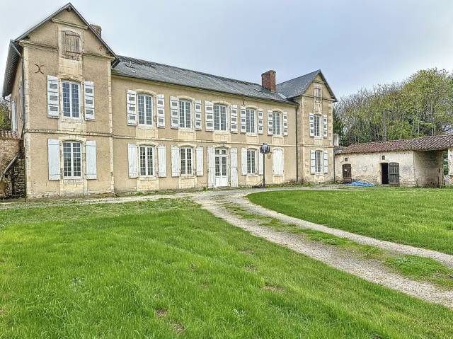 Manoir du 17ème siècle à 30 mn de LA ROCHELLE - 1,6 ha