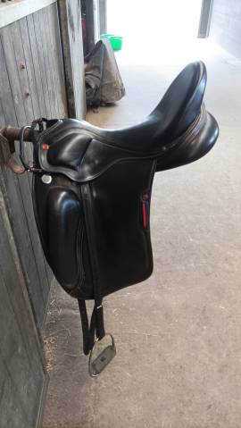 Selle dressage Albion Revelation 18 pouces noire