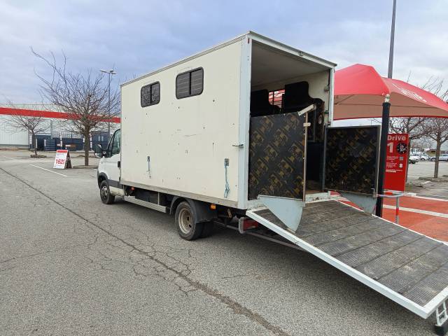 Camion chevaux VL 3 places chevaux iveco 150ch 135000km