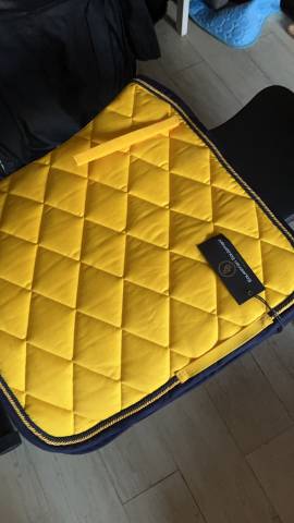 Superbe tapis jaune à liseré bleu marine