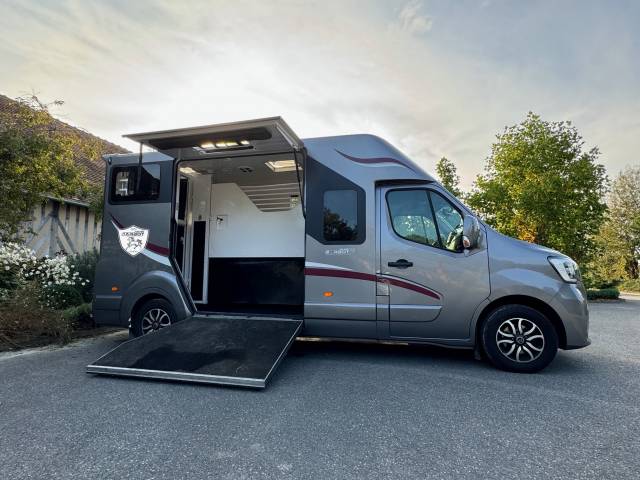 Camion 2 chevaux renault master DCI 165 CV