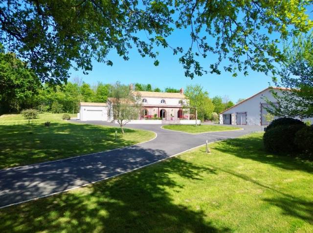 La roche sur yon (85) - longère - grange - 16.5 hectares