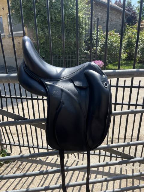 Selle de dressage devouvoux malika lab