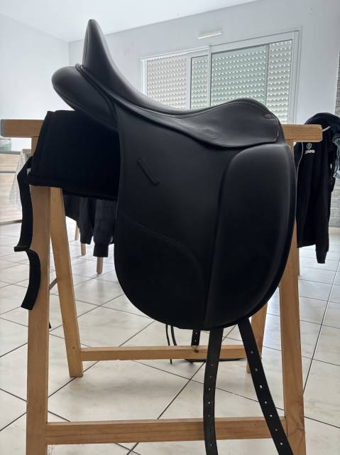 Selle bâtes dressage