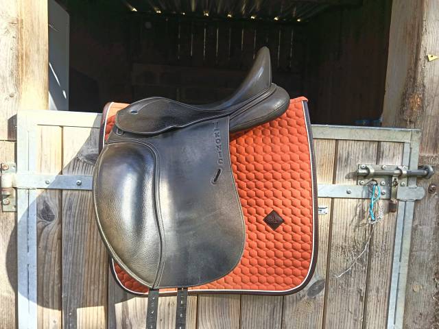 Selle ikonic dressage 16.5 pouces